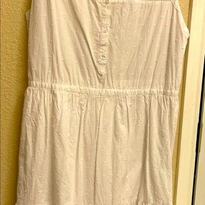 Sleeveless dress with side zipper.